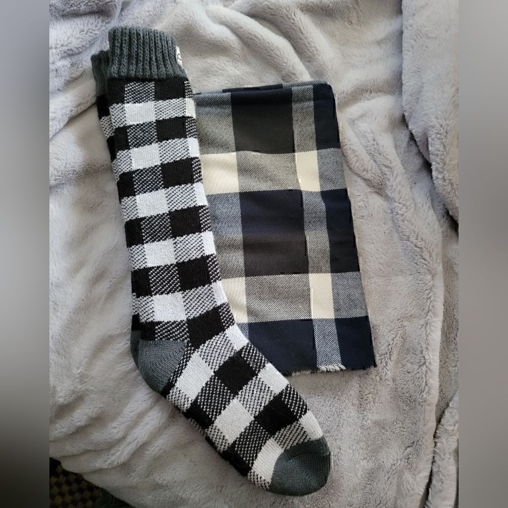 Plaid Scarf and Slippers Set NWOT (SCA1)